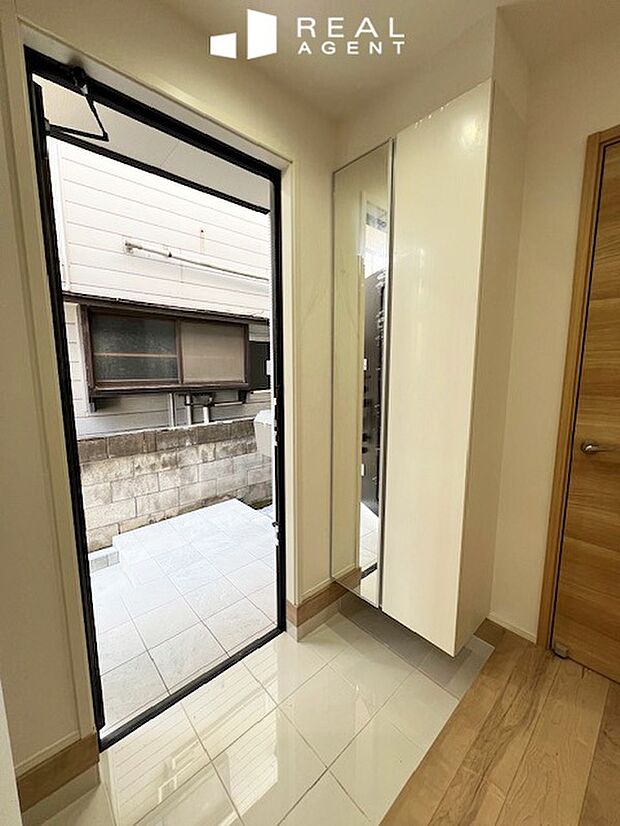 【玄関】お家の顔となる玄関、温もりを感じられる柔らかい雰囲気でお帰りを迎えてくれます。