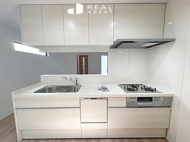 【キッチン】リビングで過ごすご家族とコミュニケーションが取りやすく、孤立感のないキッチンスペースです♪