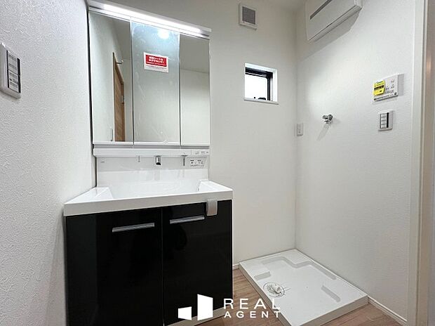 【洗面化粧台】生活感の出やすい洗面所も機能的でスタイリッシュな空間のデザインです。