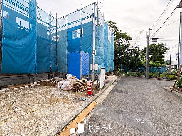 【現地前面道路】末永く、豊かな暮らしを。ゆとりの2階建が誕生します。実際の設備・仕様はショールームや、完成済みの物件をご覧頂き、具体的にイメージができるようにご案内させて頂きます。