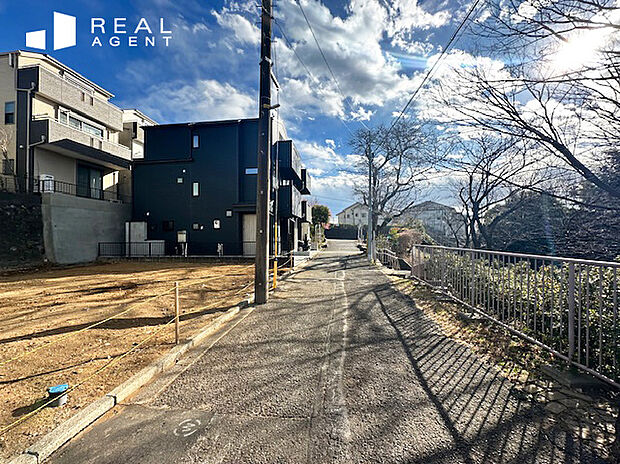 【現地前面道路】お車でのアプローチもご案内させて頂きます。お車と徒歩のアプローチをご一緒しますので、なんなりとご質問下さい。