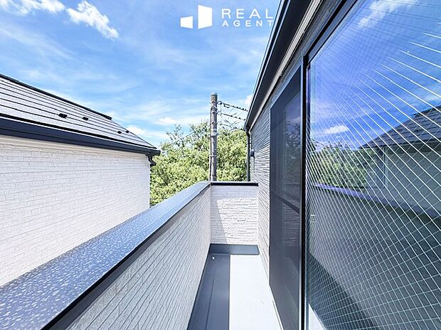 【A号棟バルコニー】青空が広がる開放的な視界。風通しも良く気分転換のしやすい心地よいバルコニー。