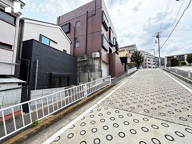【現地・前面道路】不動産をご購入する上で道路付けはとても重要です。方位も大切ですが、建築基準法上のどの様な道路なのか、しっかりとご説明をさせて頂きます。