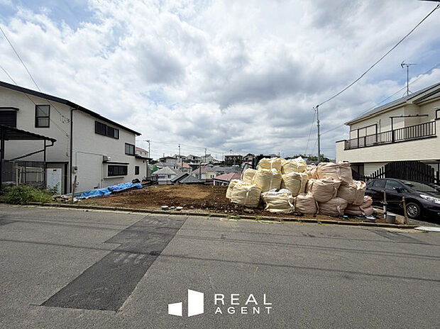 【現地撮影】緑豊かな公園も至近で、お子様ものびのびと暮らせる住環境です。