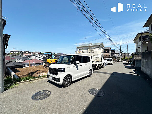 【現地・前面道路】前面道路が約6.5ｍで開放的。車庫入れもスムーズにできます。