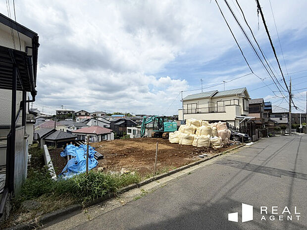 【現地前面道路】前面道路が約6.5ｍで開放的。車庫入れもスムーズにできます。
