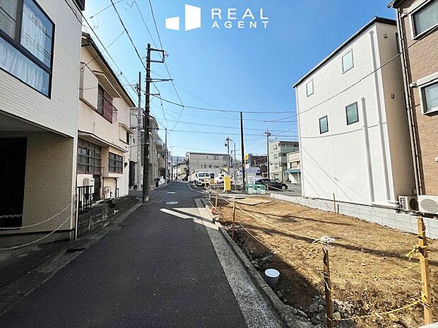 【現地前面道路】不動産をご購入する上で道路付けはとても重要です。方位も大切ですが、建築基準法上のどの様な道路なのか、しっかりとご説明をさせて頂きます。
