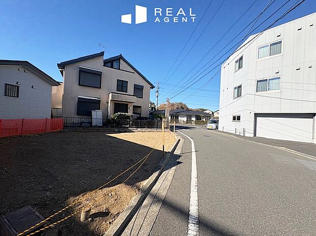 【現地前面道路】不動産をご購入する上で道路付けはとても重要です。方位も大切ですが、建築基準法上のどの様な道路なのか、しっかりとご説明をさせて頂きます。