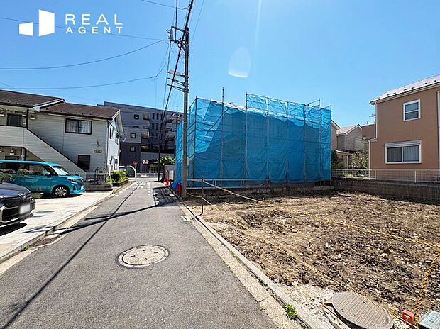 【現地撮影】敷地と道路に高低差がないため車庫入れもスムーズ。道路舗装もしっかりされているため自転車やベビーカーもすいすい通行できて安全です。