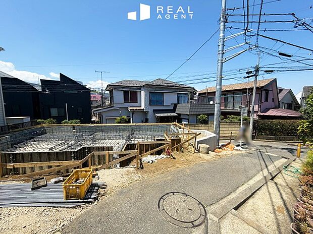 【現地前面道路】不動産をご購入する上で道路付けはとても重要です。方位も大切ですが、建築基準法上のどの様な道路なのか、しっかりとご説明をさせて頂きます。