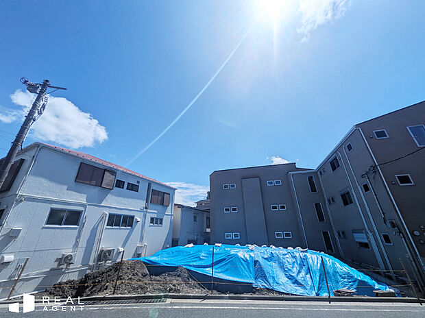 【現地外観写真】井土ヶ谷駅まで平坦徒歩7分、横浜駅まで2駅で到着。通勤・通学に便利な好立地。