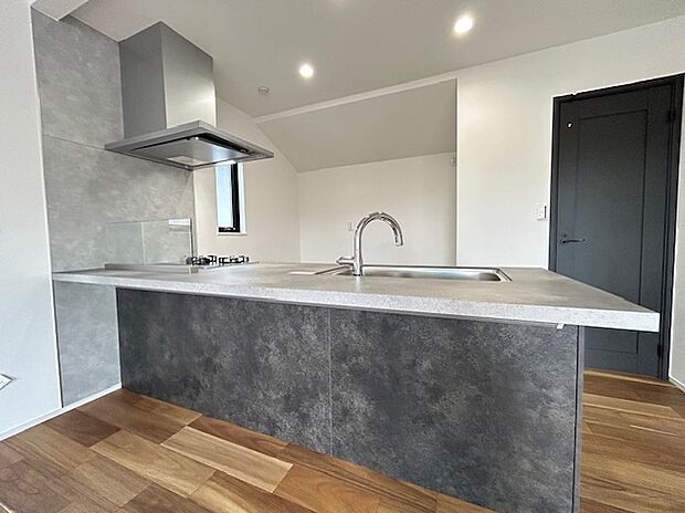 【同仕様完成施工例】生活を豊かにする充実の設備・仕様。心落ち着くカラーの内装。
ショールームにて、実際の仕様をご確認頂けます。お気軽にお問い合わせください。