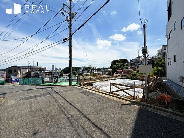 【現地前面道路】不動産をご購入する上で道路付けはとても重要です。方位も大切ですが、建築基準法上のどの様な道路なのか、しっかりとご説明をさせて頂きます。