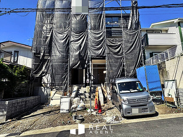 【現地撮影】東南側道路、ひな壇のため陽当りも良好！参考プランはお子様やペットと暮らすファミリー世帯も暮らしやすい4LDK！