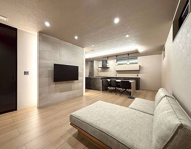 6号地モデルハウス 壁掛けテレビ対応の下地を完備。テレビ台を置く必要がないため、21帖の大空間リビングをより広く、スタイリッシュに活用いただけます。