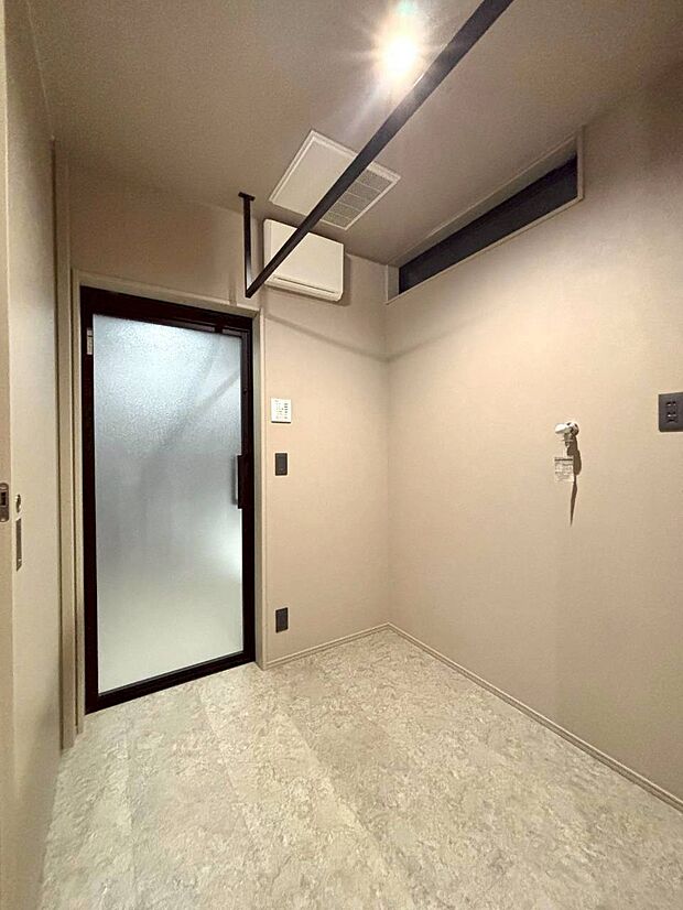 【脱衣場】6号地モデルハウス 約2.1帖のゆったりとした脱衣室。朝の混雑時や、お子様との入浴前後でもスムーズに動ける広さです。