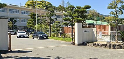 早良中学校 650m(徒歩9分)