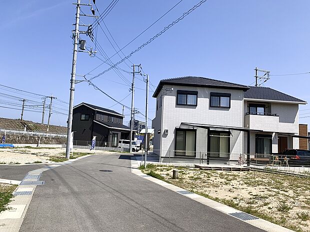 【現地写真】現在商談中の号地や、既にご入居いただいております号地もございますが、その他の区画は自由設計プランで販売中ですので、ご自由に間取り変更していただけます。(現地撮影2025年11月)