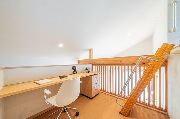 【リモートワークに最適な書斎】隠れ家風の特別な空間で落ち着いて読書や仕事がはかどります(モデルハウス参考プラン)