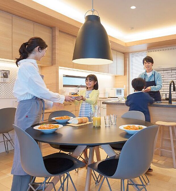 【毎日をもっとラクに、楽しくする空間設計】「手伝って!」と言わなくても、自然に家族が動きたくなるキッチン。流れるように素早く動ける配置。時間と心にゆとりをうみだす設計で、家事の負担やストレスが減り、みんなが笑顔で過ごせます。(hapiesシリーズ)