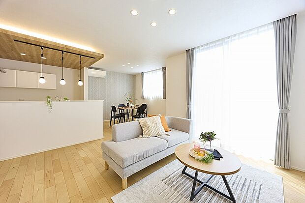 【内観完成予想図】家具・照明・カーテン付き（LDKのみ）で新生活をサポート。