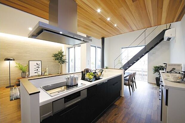 【【苫編モデルハウス】】家族みんなで食卓を囲むダイニングレイアウト。キッチンからテーブルまでの真っすぐな動線がポイントです。