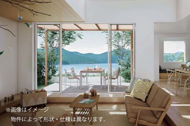 【ハイサッシ】天井をより高く感じる開放感と高級感を兼ね備えた天井いっぱいまでの窓。
