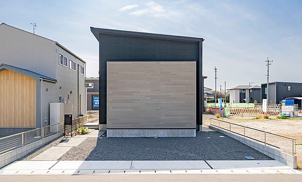 2トーンでメリハリのある印象の外観。