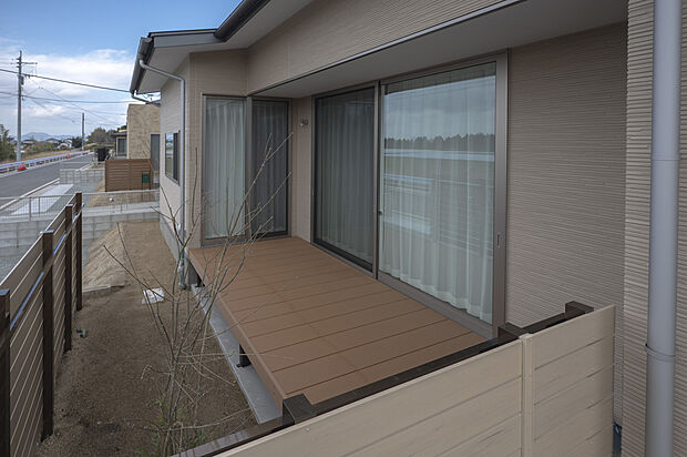 目隠しフェンスのあるウッドデッキ