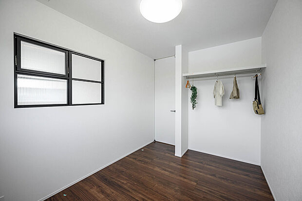 【2階洋室】リビングが見えるおしゃれな室内窓が。