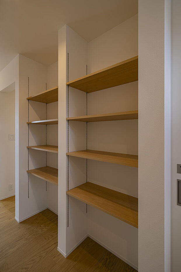 【収納】水まわりへつづく廊下にある収納スペース。日用品のストックに最適。