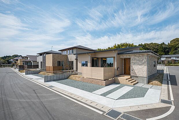 【外観】角地で開放的な立地