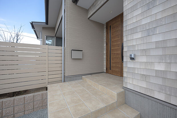 【玄関ポーチ】ナチュラルカラーで明るい玄関ポーチ