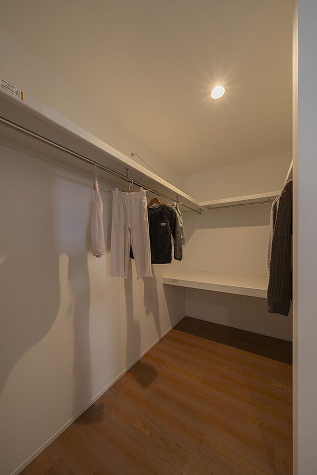 【ウォークインクローゼット】ウォークインクローゼットは2階ホールに設置。家族みんなが使いやすい場所です。