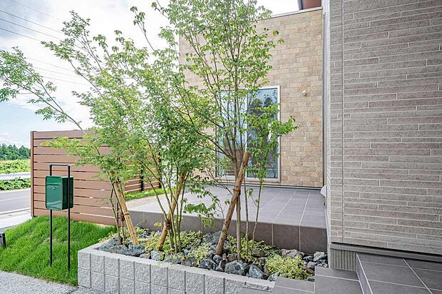 【タイルデッキ】目隠しフェンスと植栽でプライバシーを保ったタイルデッキ。