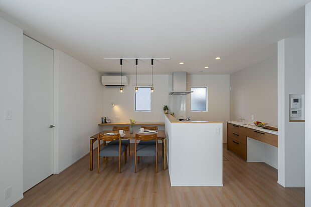 【キッチン】カウンターキッチンの全面にダイニング。食事の準備が楽で、コミュニケーションもとりやすい配置です。