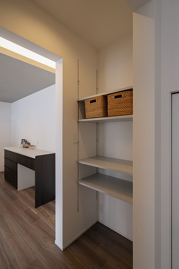 【パントリー】キッチン横パントリー。向かい側にも同じ可動棚収納があります。