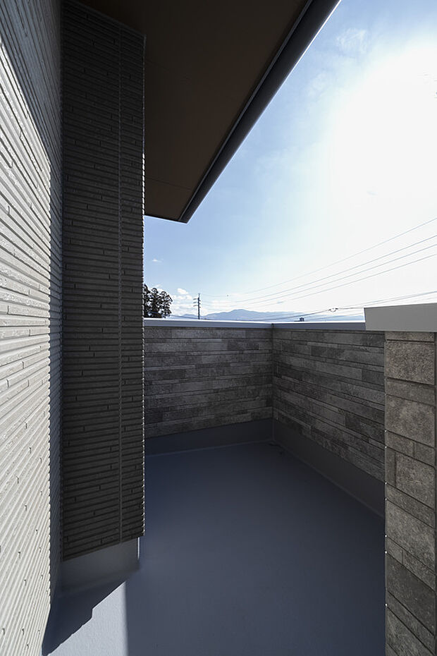 【ベランダ】２階の部屋をつなぐ、長く広いベランダ。