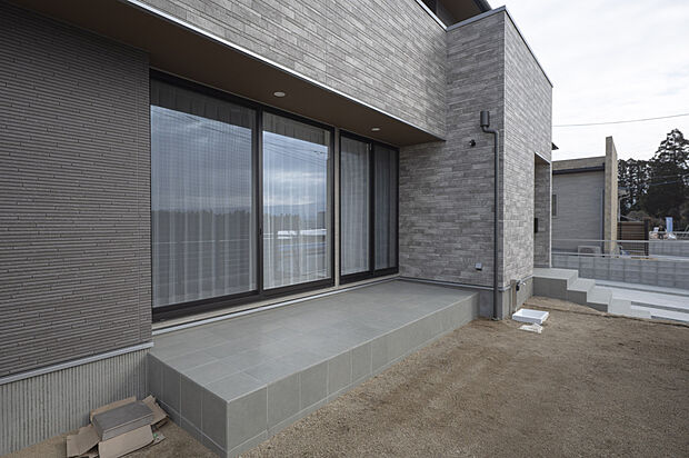 【タイルテラス】リビングからつながるタイルテラス