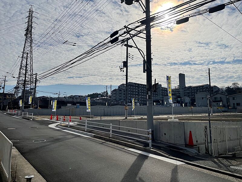 【現地写真】
JR山陽本線「垂水」駅までバスで約17分、清水が丘停まで徒歩2～3分。毎日の通勤や通学時のバス利用もスムーズな立地です。神戸三宮方面、大阪市内にも快適アクセスが叶います。