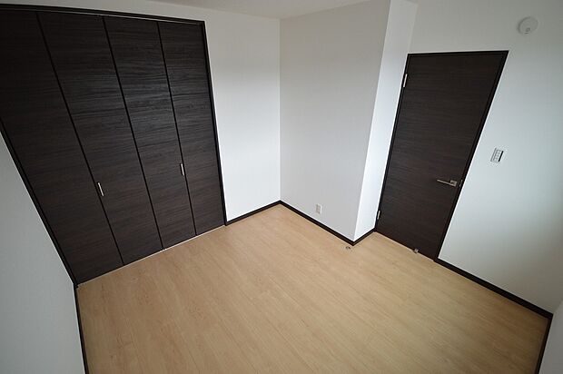 【大きなクローセット】オシャレなママは洋服もたくさん。収納に困らないよう、各部屋の収納力も見逃せません