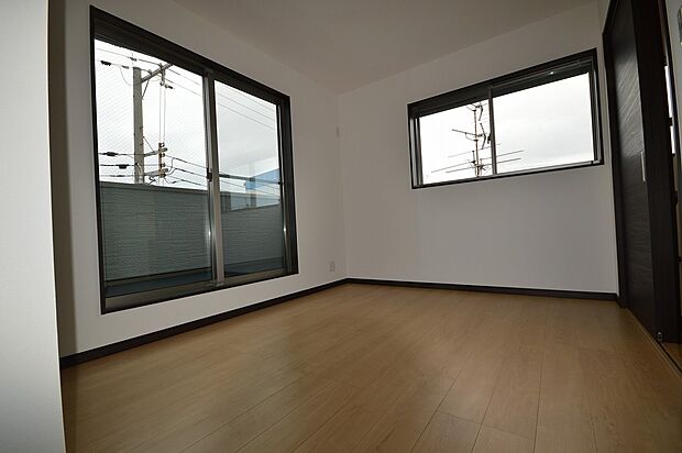 【明るいお部屋】大きな窓からは陽射しが差し込み、大切なお子様に居心地のいいお部屋をプレゼントできます。