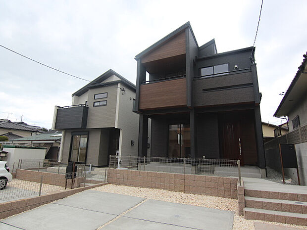 外観　左1号棟・右2号棟　東栄住宅の家は、住宅性能評価を「設計」と「建設」で全棟取得！安心できる住宅となっております。