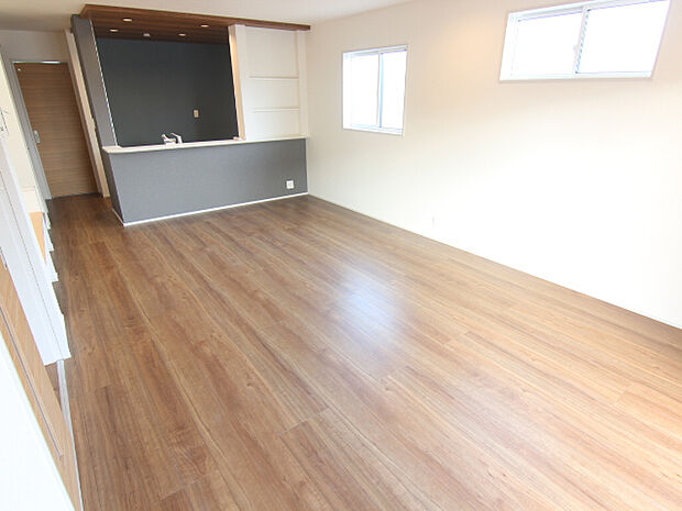 LDK22.25帖　2号棟　～日当たり良好のLDK～たっぷり陽射しが降り注ぐリビング、大窓からの日当たりも良好です。心地良さをぜひ現地にてご体感ください♪