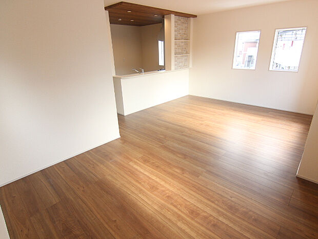 LDK16.75帖（※棚含）　1号棟　～家族団らんの空間～大きな窓からの陽光が暮らしを明るく照らす広々リビングは自然と家族の笑顔が集まります。