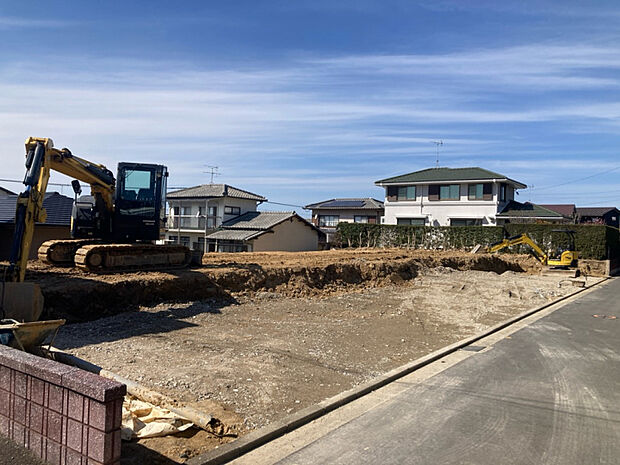 前面道路含む現地写真　撮影時:2026年3月中旬完成予定:2026年8月中旬