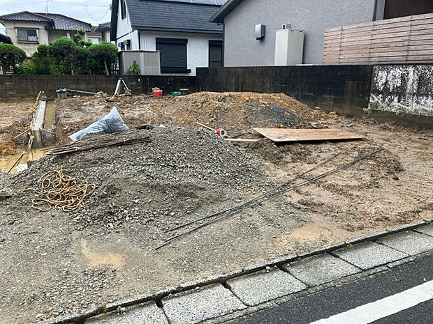 現地写真　撮影時期:2026年6月下旬建物完成予定:2026年10月中旬