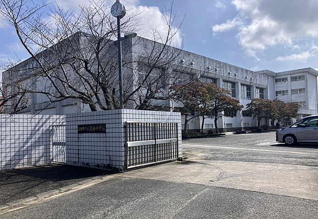 筑紫野市立天拝中学校（約2,100m）