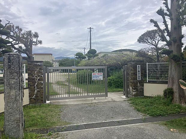脇山小学校（約1,300m）
