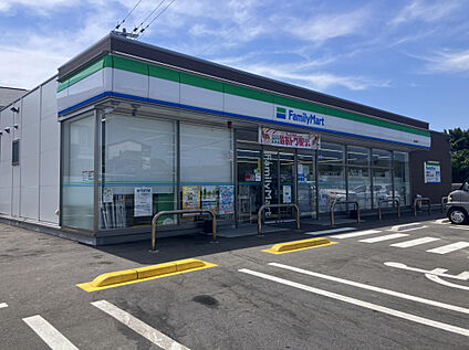 ファミリーマート新宮湊店 69m